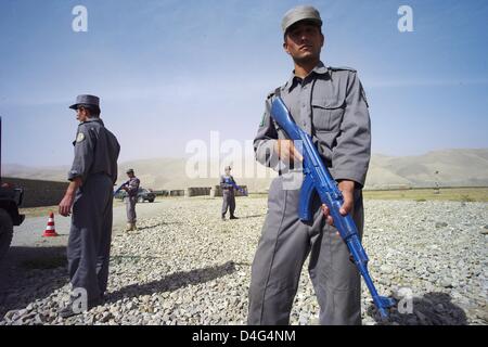 ANP (Polizia nazionale afgana) membri visto presso il loro training camp Feisabad, Afghanistan, 29 settembre 2008. La polizia militare delle forze armate tedesche il contingente Isaf supporta la formazione della polizia nazionale afgana forze. Foto: MAURIZIO GAMBARINI Foto Stock