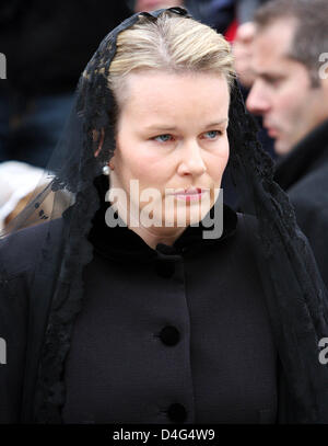 Belgio la principessa Mathilde arriva per la cerimonia funebre del conte Patrick d'Udekem d'Acoz presso l Eglise Saint-Pierre in Bastogne, Belgio, 30 settembre 2008. Conte Patrick d'Udekem d'Acoz, padre del Belgio la principessa Mathilde, morì il 25 settembre 2008 all'età di 72. Foto: Albert Philip van der Werf (PAESI BASSI) Foto Stock