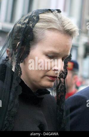 Belgio la principessa Mathilde arriva per la cerimonia funebre del conte Patrick d'Udekem d'Acoz presso l Eglise Saint-Pierre in Bastogne, Belgio, 30 settembre 2008. Conte Patrick d'Udekem d'Acoz, padre del Belgio la principessa Mathilde, morì il 25 settembre 2008 all'età di 72. Foto: Albert Philip van der Werf (PAESI BASSI) Foto Stock