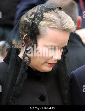 Belgio la principessa Mathilde arriva per la cerimonia funebre del conte Patrick d'Udekem d'Acoz presso l Eglise Saint-Pierre in Bastogne, Belgio, 30 settembre 2008. Conte Patrick d'Udekem d'Acoz, padre del Belgio la principessa Mathilde, morì il 25 settembre 2008 all'età di 72. Foto: Albert Philip van der Werf (PAESI BASSI) Foto Stock