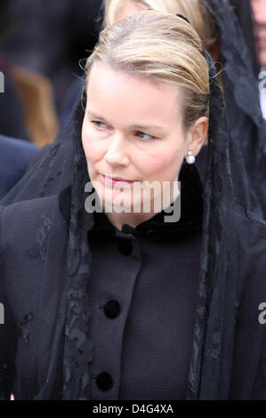 Belgio la principessa Mathilde arriva per la cerimonia funebre del conte Patrick d'Udekem d'Acoz presso l Eglise Saint-Pierre in Bastogne, Belgio, 30 settembre 2008. Conte Patrick d'Udekem d'Acoz, padre del Belgio la principessa Mathilde, morì il 25 settembre 2008 all'età di 72. Foto: Albert Philip van der Werf (PAESI BASSI) Foto Stock