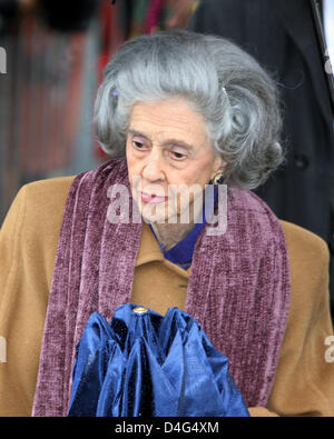 Belgio la Regina Fabiola arriva per la cerimonia funebre del conte Patrick d'Udekem d'Acoz presso l Eglise Saint-Pierre in Bastogne, Belgio, 30 settembre 2008. Conte Patrick d'Udekem d'Acoz, padre del Belgio la principessa Mathilde, morì il 25 settembre 2008 all'età di 72. Foto: Albert Philip van der Werf (PAESI BASSI) Foto Stock