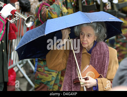 Belgio la Regina Fabiola arriva per la cerimonia funebre del conte Patrick d'Udekem d'Acoz presso l Eglise Saint-Pierre in Bastogne, Belgio, 30 settembre 2008. Conte Patrick d'Udekem d'Acoz, padre del Belgio la principessa Mathilde, morì il 25 settembre 2008 all'età di 72. Foto: Albert Philip van der Werf (PAESI BASSI) Foto Stock