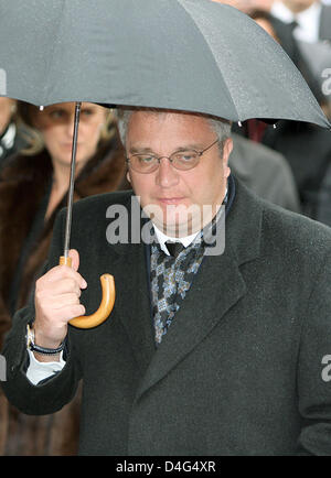 Belgio del Principe Laurent arriva per la cerimonia funebre del conte Patrick d'Udekem d'Acoz presso l Eglise Saint-Pierre in Bastogne, Belgio, 30 settembre 2008. Conte Patrick d'Udekem d'Acoz, padre del Belgio la principessa Mathilde, morì il 25 settembre 2008 all'età di 72. Foto: Albert Philip van der Werf (PAESI BASSI) Foto Stock