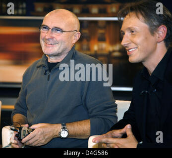 Musicisti inglese Phil Collins (L) e Beligian Helmut Lotti chat dopo la registrazione di talkshow "Johannes B. Kerner' ad Amburgo, Germania, 01 ottobre 2008. Il canale televisivo ZDF trasmetterà la mostra su 01 Ottobre 2008. Foto: Sebastian Widmann Foto Stock