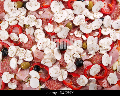Primo piano di una pizza cruda prima della cottura... Foto Stock