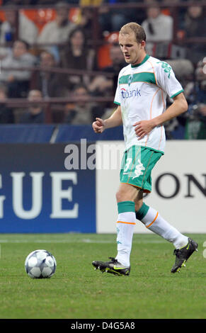 Il finlandese Petri Pasanen del Werder Brema è mostrato in azione durante il gruppo B di Champions League contro l'Inter a Giuseppe Meazza di Milano, Italia, 01 ottobre 2008. La partita si è conclusa in un 1-1 cravatta. Foto: Carmen Jaspersen Foto Stock