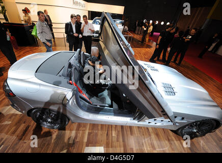 Una Mercedes-Benz SLR McLaren Roadster viene presentato ai media davanti al Paris Motor Show di Parigi, Francia, 02 ottobre 2008. La biennale auto show presenta le ultime tendenze dal 04 al 19 Ottobre. Foto: ULI DECK Foto Stock