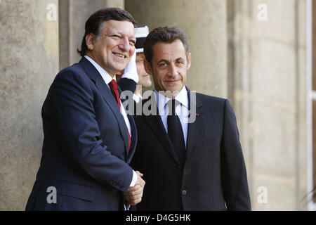 Il Presidente francese Nicolas Sarkozy (R) si rallegra che il Presidente della Commissione europea José Manuel Barroso (R) di Elysee Palace a Parigi, Francia, 04 ottobre 2008. Il sig. Sarkozy e il Sig. Brown incontro con i capi di governo di Germania, Gran Bretagna e Italia, i presidenti della Banca centrale europea (BCE) e del cosiddetto gruppo Euro, al dibattito sulla crisi dei mercati finanziari. Meanwhil Foto Stock