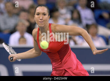 La Serbia il Jelena Jankovic restituisce un diretti a noi Venus Williams nel loro semifinali corrispondono al WTA Porsche Grand Prix a Stoccarda, Germania, 04 ottobre 2008. Jankovic sconfitto Williams 6-7, 7-5, 6-2. Foto: NORBERT FOERSTERLING Foto Stock