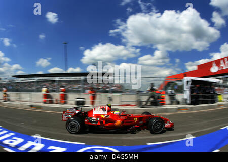 Il brasiliano pilota di Formula Uno alla Ferrari di Felipe Massa aziona attraverso la pitlane durante la seconda sessione di prove sul circuito di Silverstone vicino a Towcester in Northamptonshire, Gran Bretagna, 04 luglio 2008. Formula 1 Gran Premio di Gran Bretagna si svolgerà il 06 luglio 2008. Foto: Jens Buettner Foto Stock