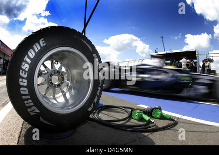 Un pneumatico bagnato catturato presso il box della Williams sotto i cieli blu durante la seconda sessione di prove sul circuito di Silverstone vicino a Towcester in Northamptonshire, Gran Bretagna, 04 luglio 2008. Formula 1 Gran Premio di Gran Bretagna si svolgerà il 06 luglio 2008. Foto: Jens Buettner Foto Stock