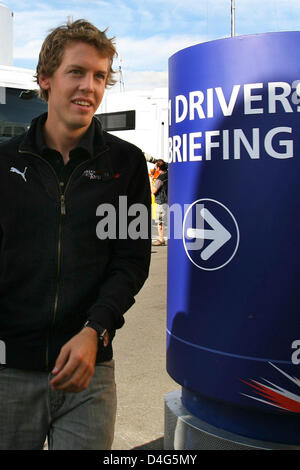 Tedesco di Formula Uno pilota Sebastian Vettel della Scuderia Toro Rosso sul suo modo al driver briefing a Silverstone race track vicino a Towcester in Northamptonshire, Gran Bretagna, 04 luglio 2008. Formula 1 Gran Premio di Gran Bretagna si svolgerà il 06 luglio 2008. Foto: Carmen Jaspersen Foto Stock