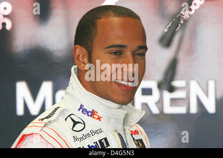British pilota di Formula Uno Lewis Hamilton della McLaren Mercedes sorrisi durante la seconda sessione di prove sul circuito di Silverstone vicino a Towcester in Northamptonshire, Gran Bretagna, 04 luglio 2008. Formula 1 Gran Premio di Gran Bretagna si svolgerà il 06 luglio 2008. Foto: Jens Buettner Foto Stock