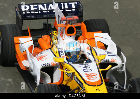Spagnolo di Formula One driver della Renault Fernando Alonso sulla via delle piogge durante la terza sessione di prove sul circuito di Silverstone vicino a Towcester in Northamptonshire, Gran Bretagna, 05 luglio 2008. Formula 1 Gran Premio di Gran Bretagna si svolgerà il 06 luglio 2008. Foto: Jens Buettner Foto Stock