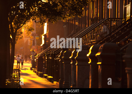 Riga di arenaria alloggia uno e cento venti sesto STREET HARLEM MANHATTAN NEW YORK CITY USA Foto Stock