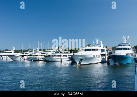 Fila di motor yacht sag harbor MARINA LONG ISLAND NELLO STATO DI NEW YORK STATI UNITI D'AMERICA Foto Stock