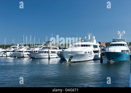Fila di motor yacht sag harbor MARINA LONG ISLAND NELLO STATO DI NEW YORK STATI UNITI D'AMERICA Foto Stock