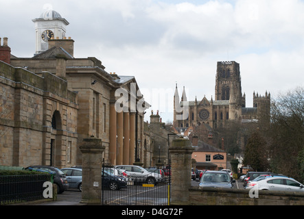 Durham Crown Court con la cattedrale in background North East England Regno Unito Foto Stock