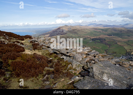 Gyrn Goch, Gyrn Ddu montagne e Caernarfon Bay dal Llyn sentiero costiero, Yr Eifl montagne, Lleyn Peninsula, Gwynedd Foto Stock