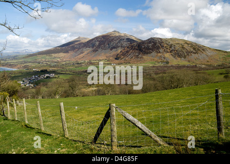 Gyrn Goch, Gyrn Ddu montagne e Caernarfon Bay dal Llyn sentiero costiero Yr Eifl Montagne Lleyn Peninsula Gwynedd in Galles Foto Stock