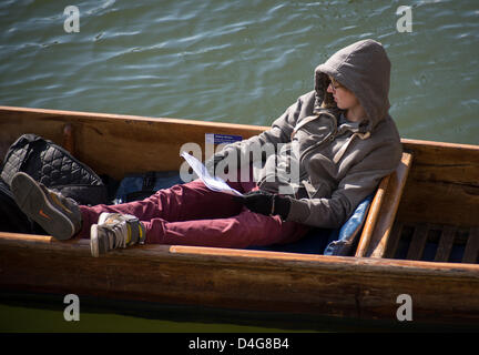 Cambridge, Regno Unito. 13 marzo 2013. Cambridge oggi ha visto sun nevischio e neve . Punting sul fiume nel sole berofe neve momenti più tardi. Credito: James Linsell-Clark / Alamy Live News Foto Stock