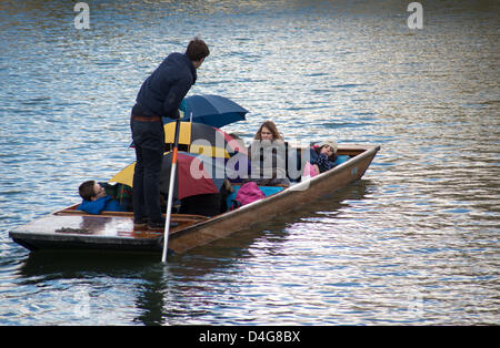 Cambridge, Regno Unito. 13 marzo 2013. Cambridge oggi ha visto sun nevischio e neve . I visitatori della città punting sul fiume al sole con la strana nevischio doccia. Credito: James Linsell-Clark / Alamy Live News Foto Stock