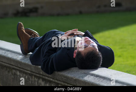 Cambridge, Regno Unito. 13 marzo 2013. Cambridge oggi ha visto sun nevischio e neve . Un uomo in Cambridge gode di un periodo di riposo al sole al di fuori il Kings College di Cambridge credito oggi: James Linsell-Clark / Alamy Live News Foto Stock