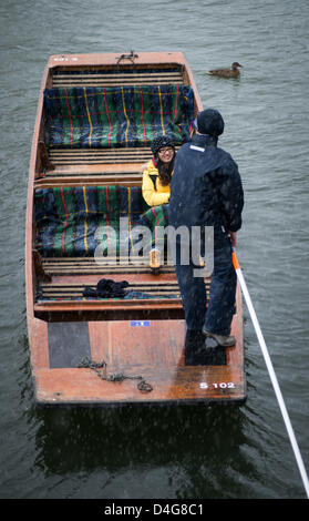 Cambridge, Regno Unito. 13 marzo 2013. Cambridge oggi ha visto sun nevischio e neve . Punting sul fiume nella neve. Credito: James Linsell-Clark / Alamy Live News Foto Stock