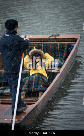 Cambridge, Regno Unito. 13 marzo 2013. Cambridge oggi ha visto sun nevischio e neve . Punting sul fiume nella neve. Credito: James Linsell-Clark / Alamy Live News Foto Stock