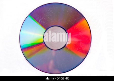 Usato danneggiato e CD graffiato su sfondo bianco Foto Stock