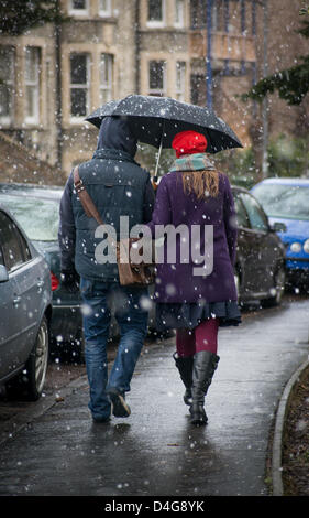 Cambridge, Regno Unito. 13 marzo 2013. Cambridge oggi ha visto sun nevischio e neve . La gente fuori come la neve comincia dopo un incantesimo di sun. Credito: James Linsell-Clark / Alamy Live News Foto Stock