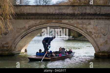 Punting a Cambridge nel Regno Unito. 13 marzo 2013. Cambridge oggi ha visto sun nevischio e neve . Punting sul fiume al sole prima che la neve momenti più tardi. Credito: James Linsell-Clark / Alamy Live News Foto Stock