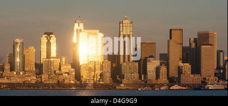 Inverno skyline al tramonto, il centro cittadino di Seattle, Washington Foto Stock