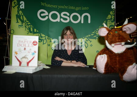 Belfast, Irlanda del Nord. 13 marzo 2013. Scrittrice Julia Donaldson è stata a Belfast firma i suoi libri a Easons bookshop. Foto Stock