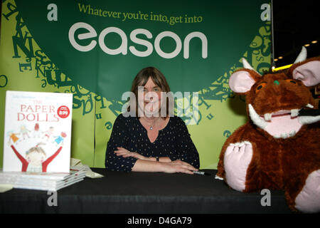 Belfast, Irlanda del Nord. 13 marzo 2013. Scrittrice Julia Donaldson è stata a Belfast firma i suoi libri a Easons bookshop. Foto Stock