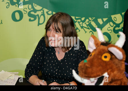 Belfast, Irlanda del Nord. 13 marzo 2013. Scrittrice Julia Donaldson è stata a Belfast firma i suoi libri a Easons bookshop. Foto Stock