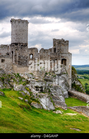 Le rovine del castello di Ogrodzieniec fortificazioni, Polonia. Immagine hdr. Foto Stock