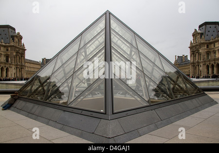 Bambino guardando attraverso il vetro al museo del Louvre di Parigi Foto Stock