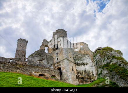 Le rovine del castello di Ogrodzieniec fortificazioni, Polonia. Immagine hdr. Foto Stock