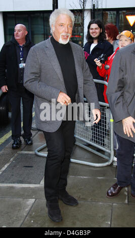 Sir Tom Jones visto alla BBC radio due studios di Londra. Credito: WFPA/Alamy Live News Foto Stock