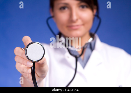 Un infermiere o un medico tenendo uno stetoscopio (profondità di campo). Foto Stock