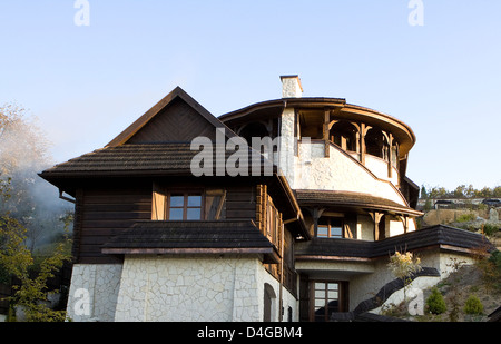 Casa suburbana nel pomeriggio la luce del sole. Casa Mountanneous. Foto Stock