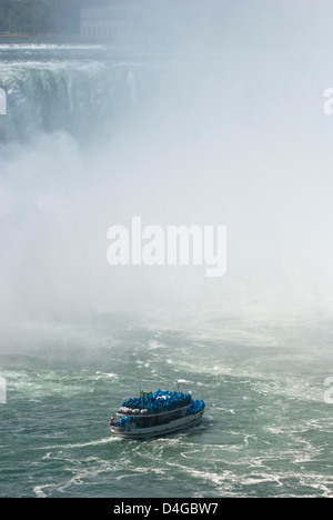 La Domestica della Foschia boat che trasportano i turisti fino ai piedi delle cascate del Niagara Foto Stock