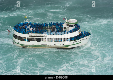 La Domestica della Foschia boat che trasportano i turisti in fondo alle Cascate del Niagara Foto Stock