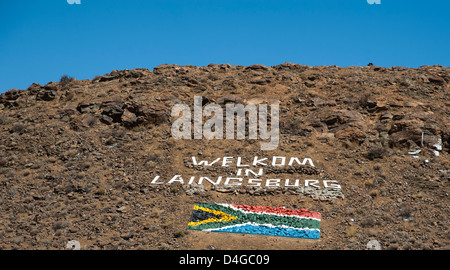 Pietre dipinte sul versante della montagna Benvenuti Lainsburg nel Karoo regione Sud Africa Foto Stock