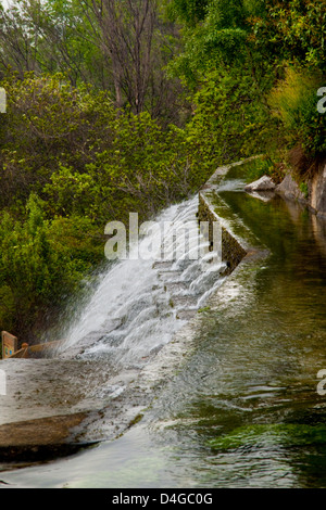 L'acqua che cade verso il basso a partire da una fonte in natura. Foto Stock