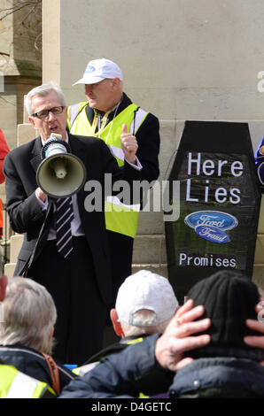 Ex lavoratori della Visteon parti di automobili in fabbrica a Swansea hanno preso la loro campagna su Ford le pensioni a Westminster. MP Nick de Bois parlando Foto Stock