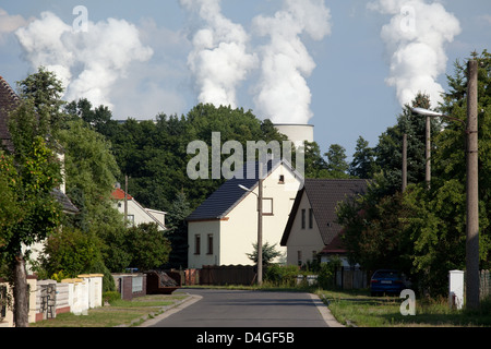 Peitz, Germania, case del villaggio con la pianta di potere Kuehltuermen Jaensch forest Foto Stock