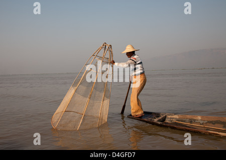 Intha pescatore di pesca sul Lago Inle, Myanmar (Birmania) Foto Stock